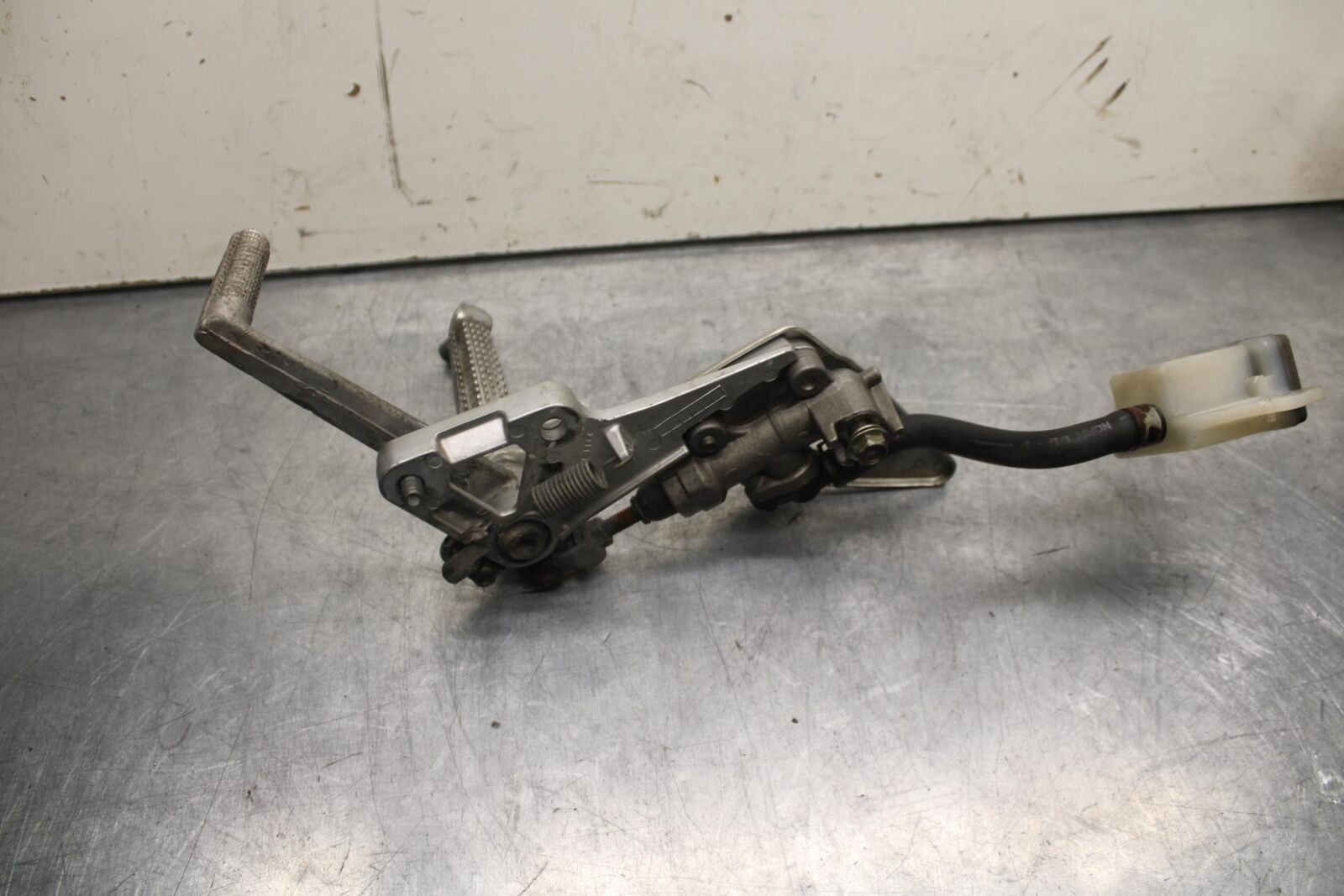 1999 Suzuki GSXR600 RIGHT REARSET REAR SET DRIVER FOOT PEG REST STOP BB608
