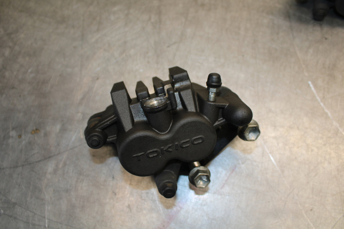 17-24 SUZUKI SV650 RIGHT LEFT FRONT BRAKE CALIPER SET PAIR CALIPERS BB706