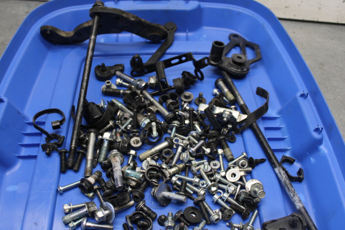 22-24 YAMAHA XSR900 MOUNTING BOLTS HARDWARE MOTOR SCREWS BB683