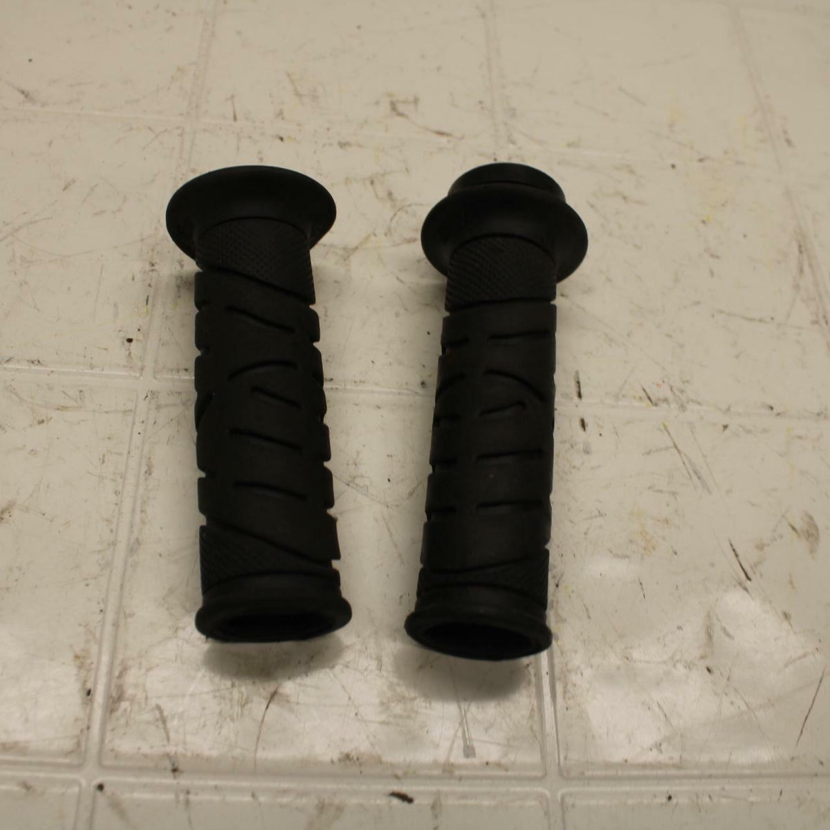 01-05 YAMAHA FZS1000 RIGHT THROTTLE GRIP BB10