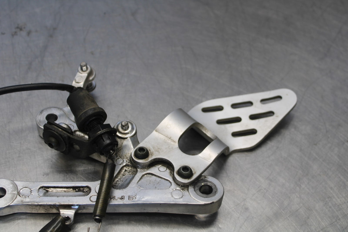 05 YAMAHA YZF R6 RIGHT REARSET REAR SET DRIVER FOOT PEG BRACKET MOUNT BB894