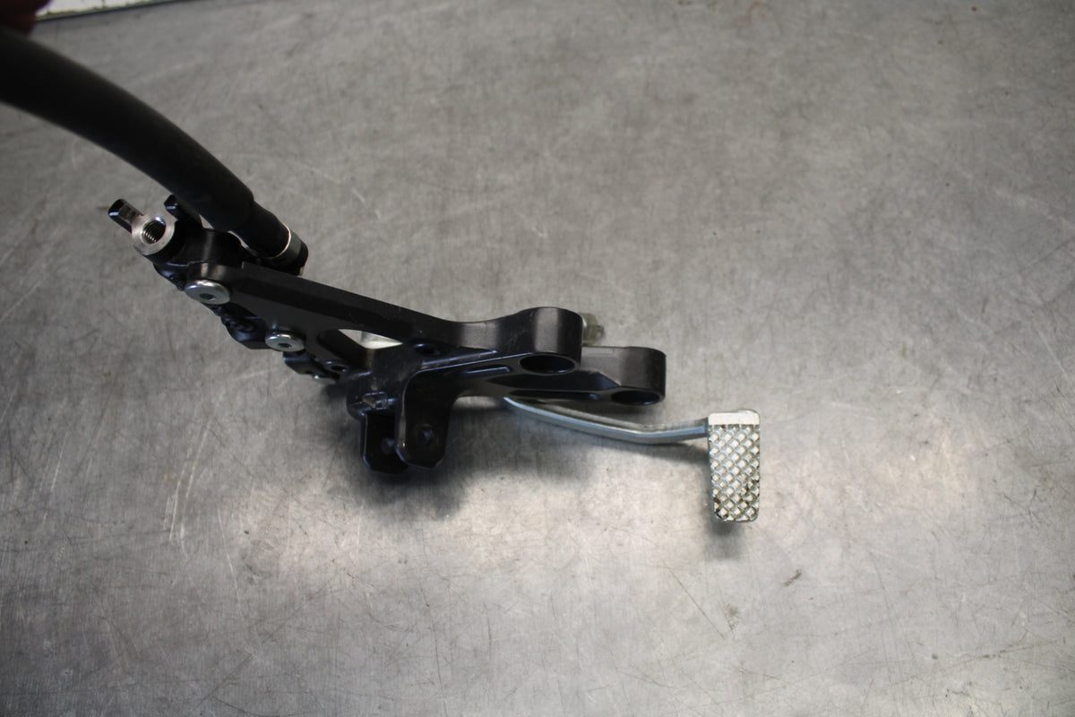 22-23 YAMAHA YZF R7 RIGHT REARSET REAR SET DRIVER FOOT PEG REST STOP BB583
