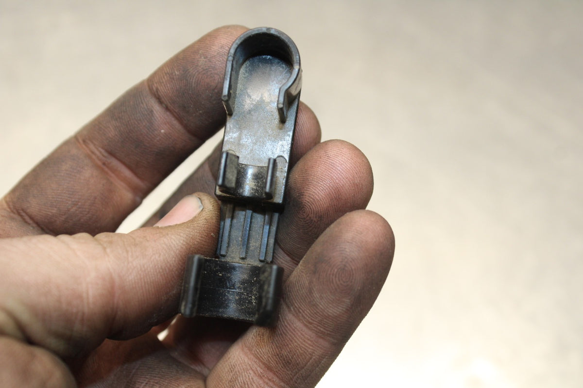 05 YAMAHA YZF R6 FUEL HOSE GAS LINE CLIP Does Not Apply BB858