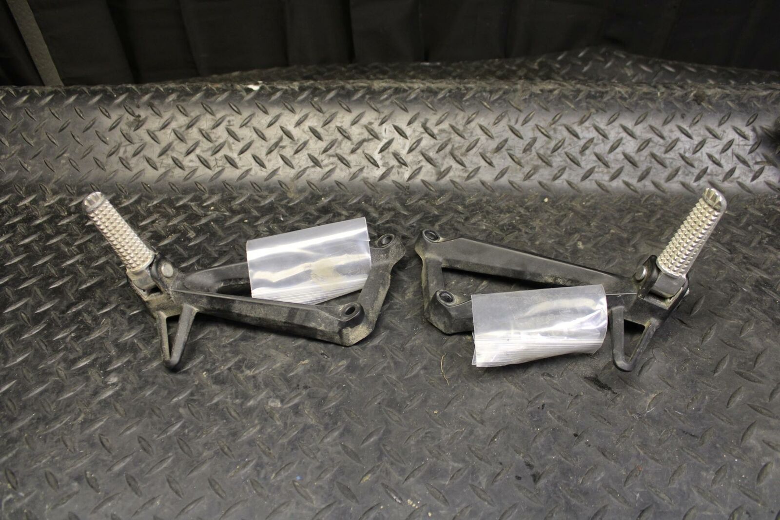 19 YAMAHA YZF R3 REAR BACK PASSENGER PEG SET PAIR BB177