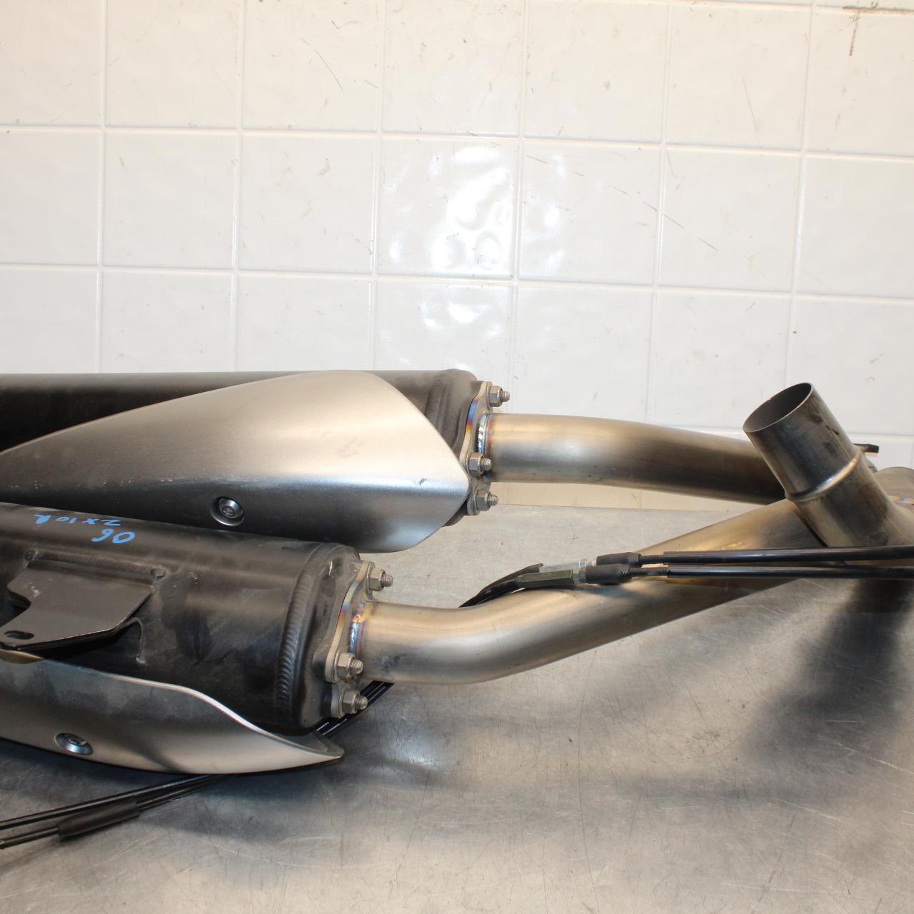 2006 Kawasaki Ninja ZX10R EXHAUST PIPE MUFFLER SLIP ON CAN SILENCER BB581