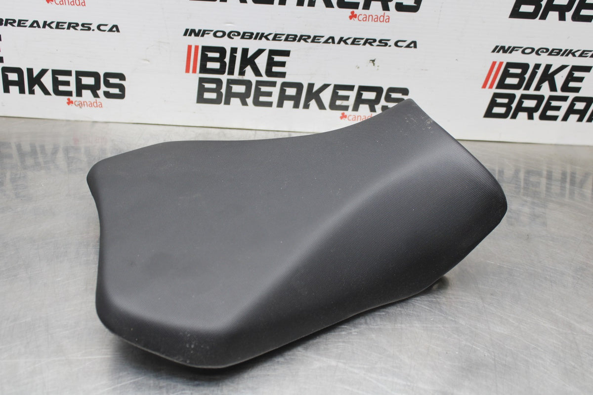 11-25 SUZUKI GSXR 600  FRONT DRIVERS SEAT PAD SADDLE PILLION BB830