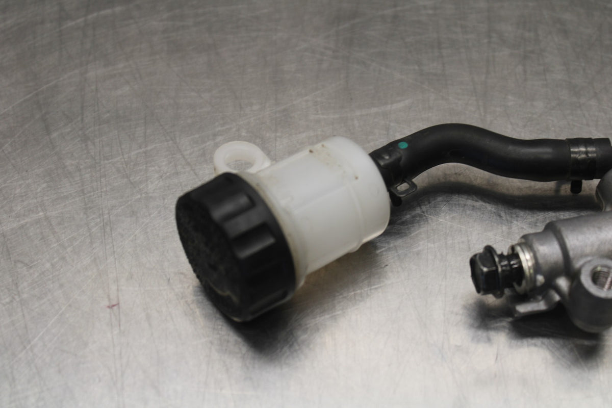 25 KAWASAKI Z900 REAR BACK BRAKE MASTER CYLINDER W RESERVOIR BB928