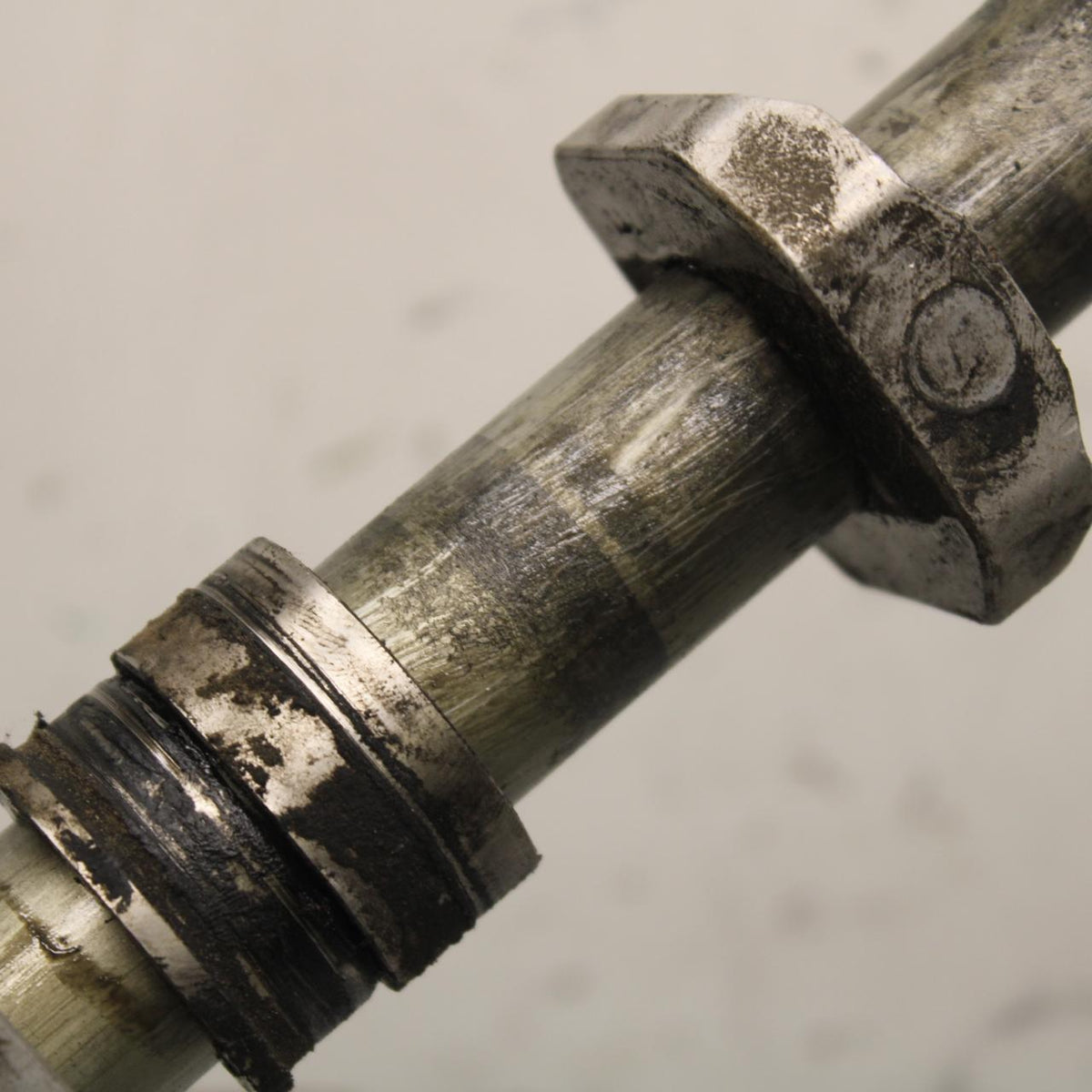 06-07 SUZUKI GSXR750 REAR AXLE BACK WHEEL RIM PIVOT BOLT AXEL 64711-49G10 BB645