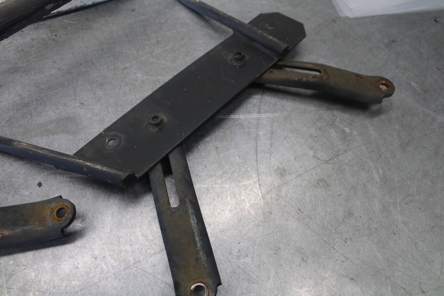 05-09 SUZUKI BOULEVARD C90 SADDLEBAG CASE MOUNTING BRACKET MOUNT BB692