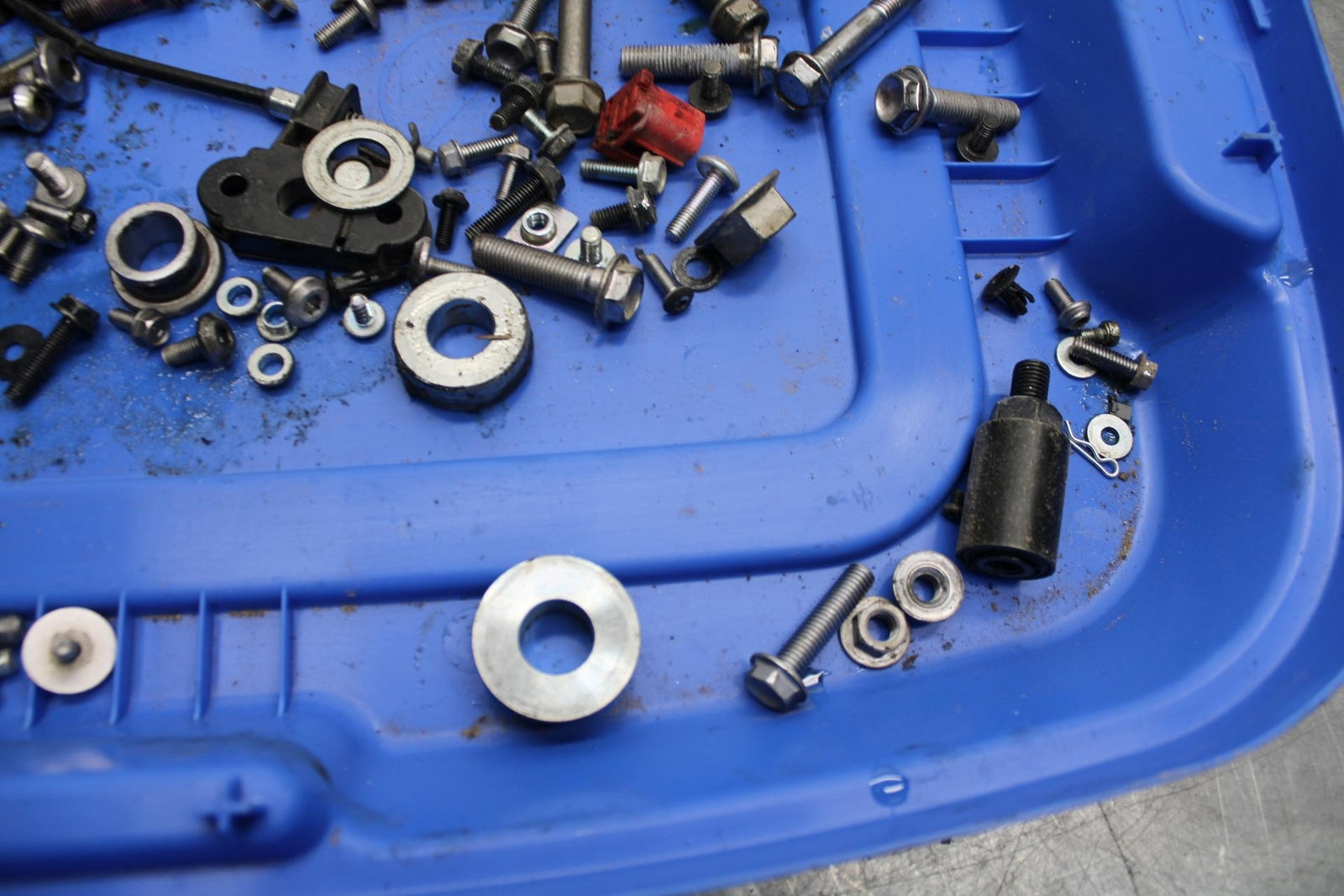 18 KAWASAKI Z 400 LEFTOVER  MOUNTING BOLTS HARDWARE MOTOR SCREWS BB469