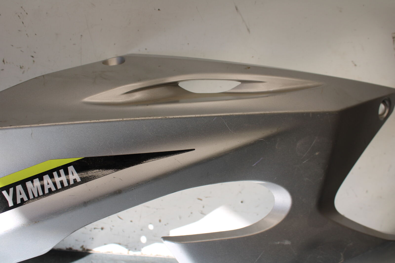 17-20 YAMAHA YZF R6 LEFT MID UPPER SIDE FAIRING COWL PLASTIC BB257