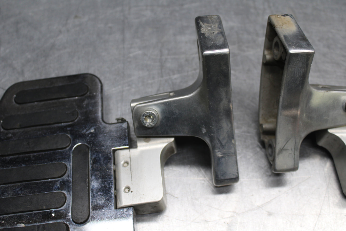 00 SUZUKI INTRUDER 1500 VL1500 REAR PASSENGER FOOT STEP PEG BB761