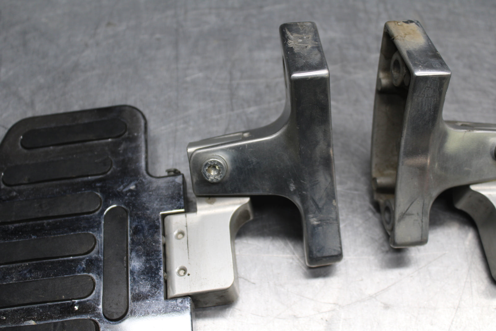 00 SUZUKI INTRUDER 1500 VL1500 REAR PASSENGER FOOT STEP PEG BB761
