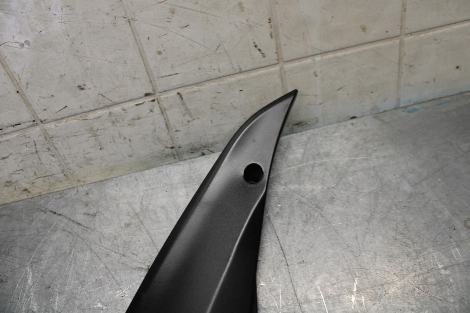 2008 Kawasaki Ninja ZX10R  RIGHT FRONT SIDE SEAT SADDLE PANEL TRIM COWL BB524