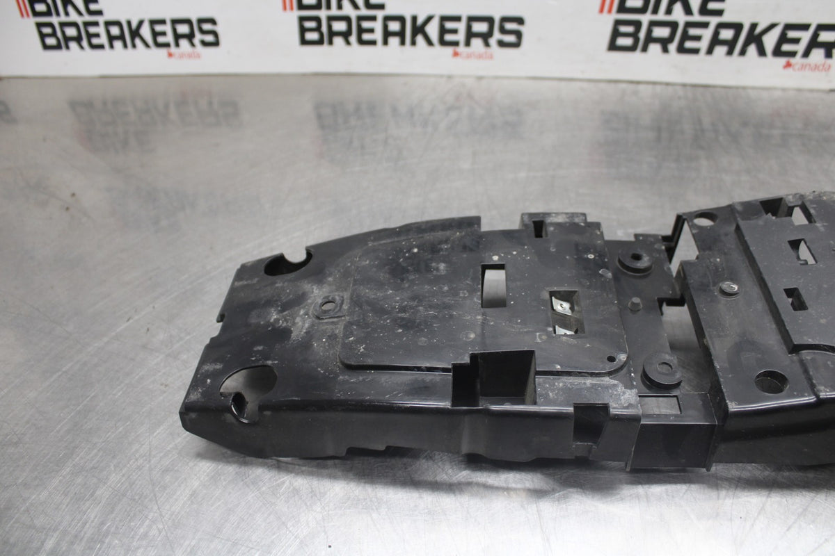 08-16 YAMAHA YZF R6 REAR BACK TAIL UNDERTAIL BATTERY TRAY PLASTIC BB929