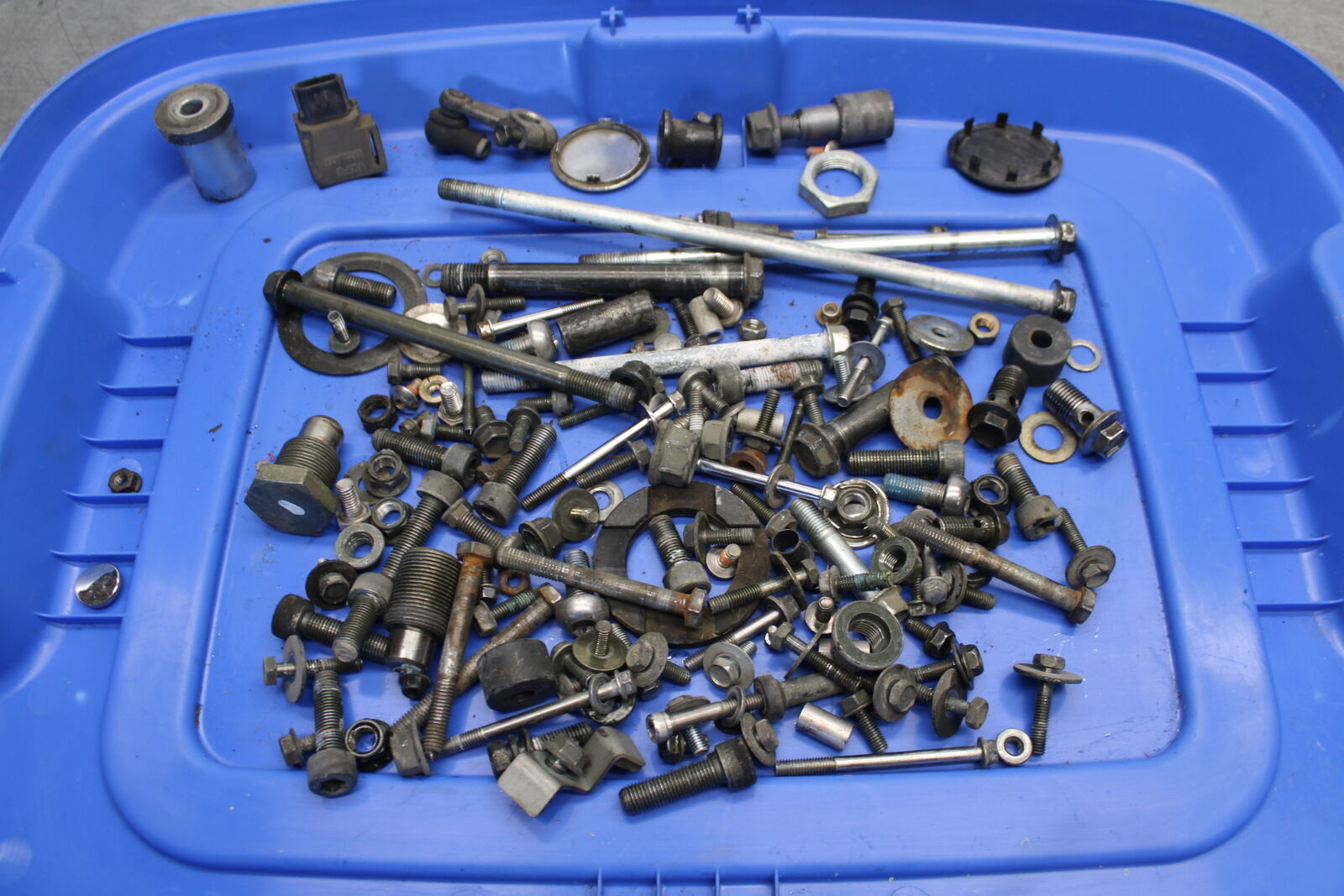 05-09 SUZUKI BOULEVARD C90 MOUNTING BOLTS HARDWARE MOTOR SCREWS BB692