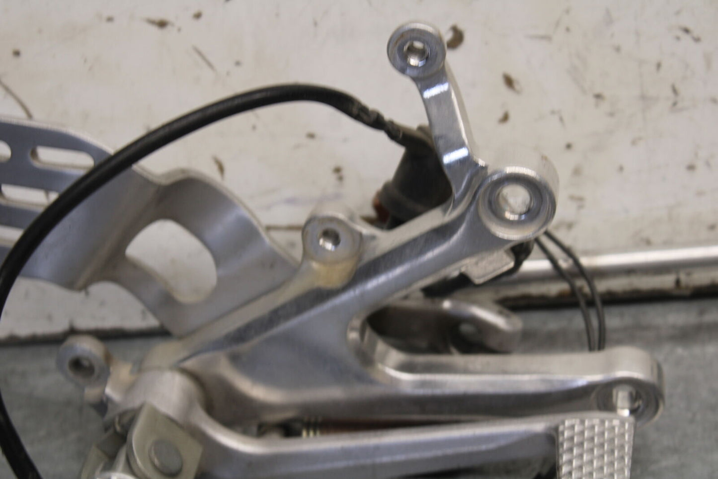 08-09 YAMAHA YZF R6S RIGHT LEFT REARSETS REAR SET DRIVER FOOT PEGS  BB690