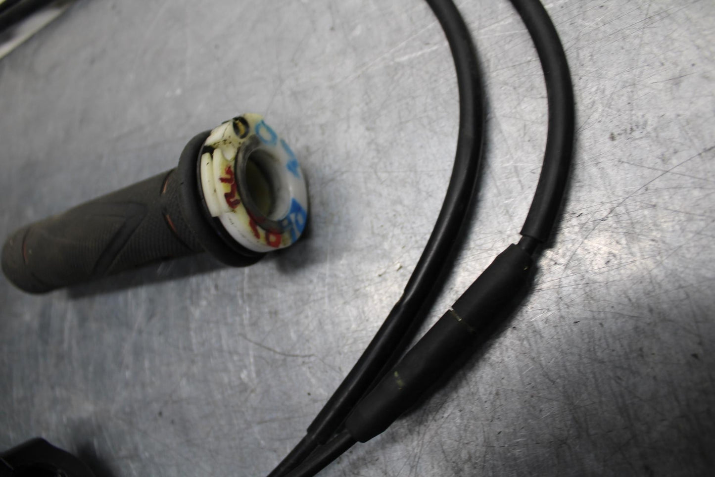 07 YAMAHA YZF R6 2c0 THROTTLE CABLE LINE HOUSING GUIDE 3XW-26282-01-00 BB75