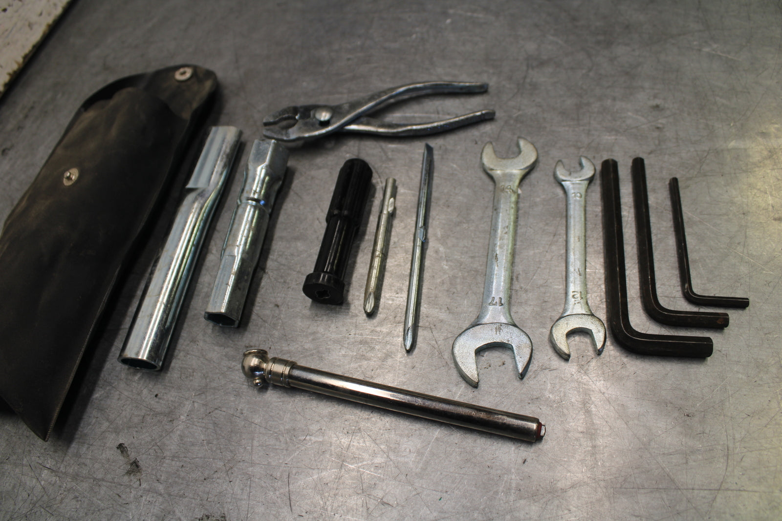 05-06 YAMAHA ROYAL STAR STOCK TOOLS OEM TOOL BAG KIT SET BB697