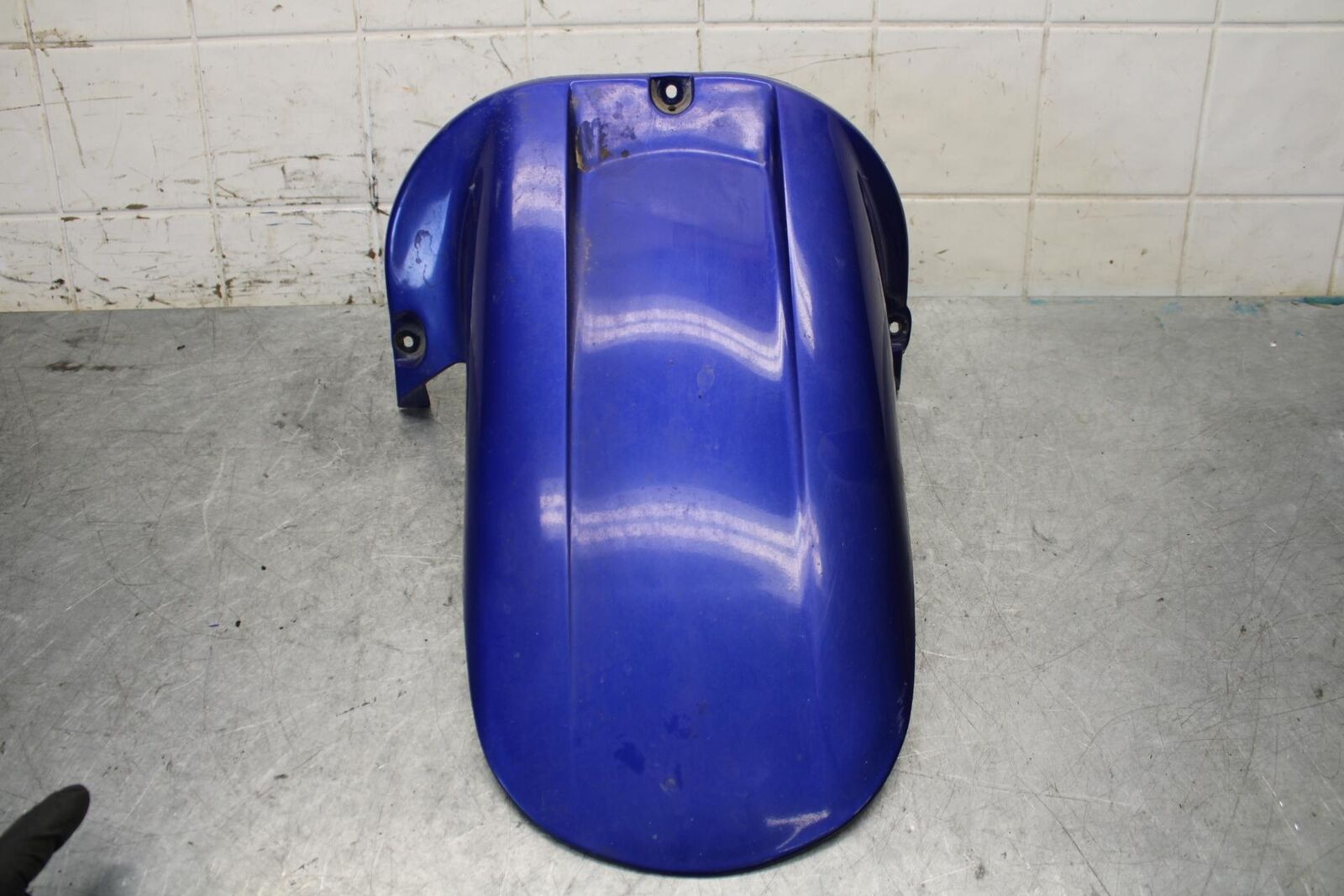 1998 Yamaha YZF R1 REAR BACK WHEEL TIRE HUGGER FENDER 99999-03155-00 BB53