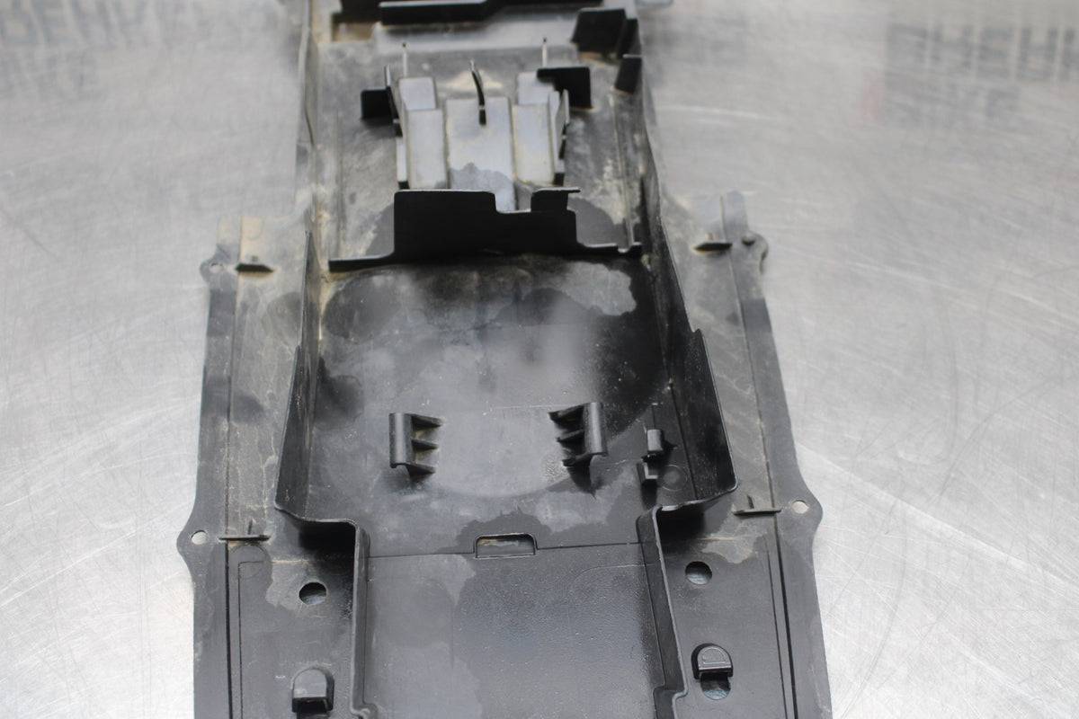 04-05 SUZUKI GSXR600 REAR BACK TAIL UNDERTAIL BATTERY TRAY PLASTIC BB792