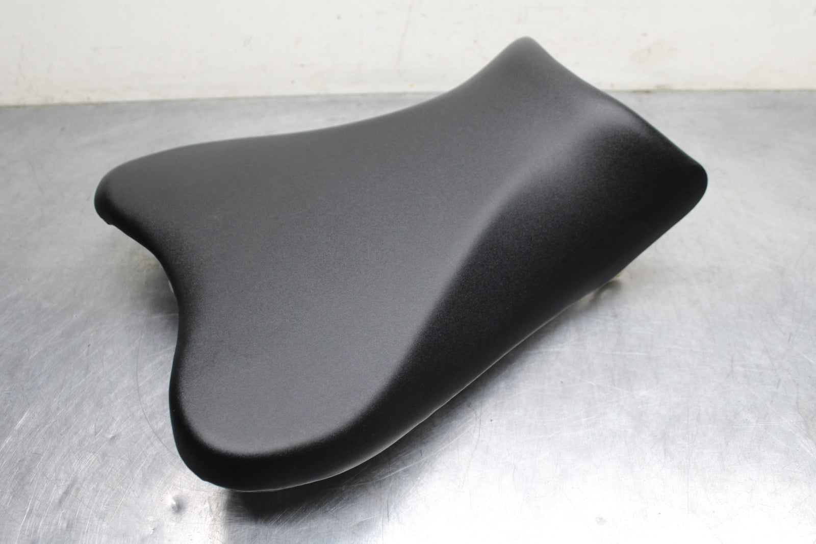 09 SUZUKI GSXR600 FRONT DRIVERS SEAT PAD SADDLE PILLION BB759