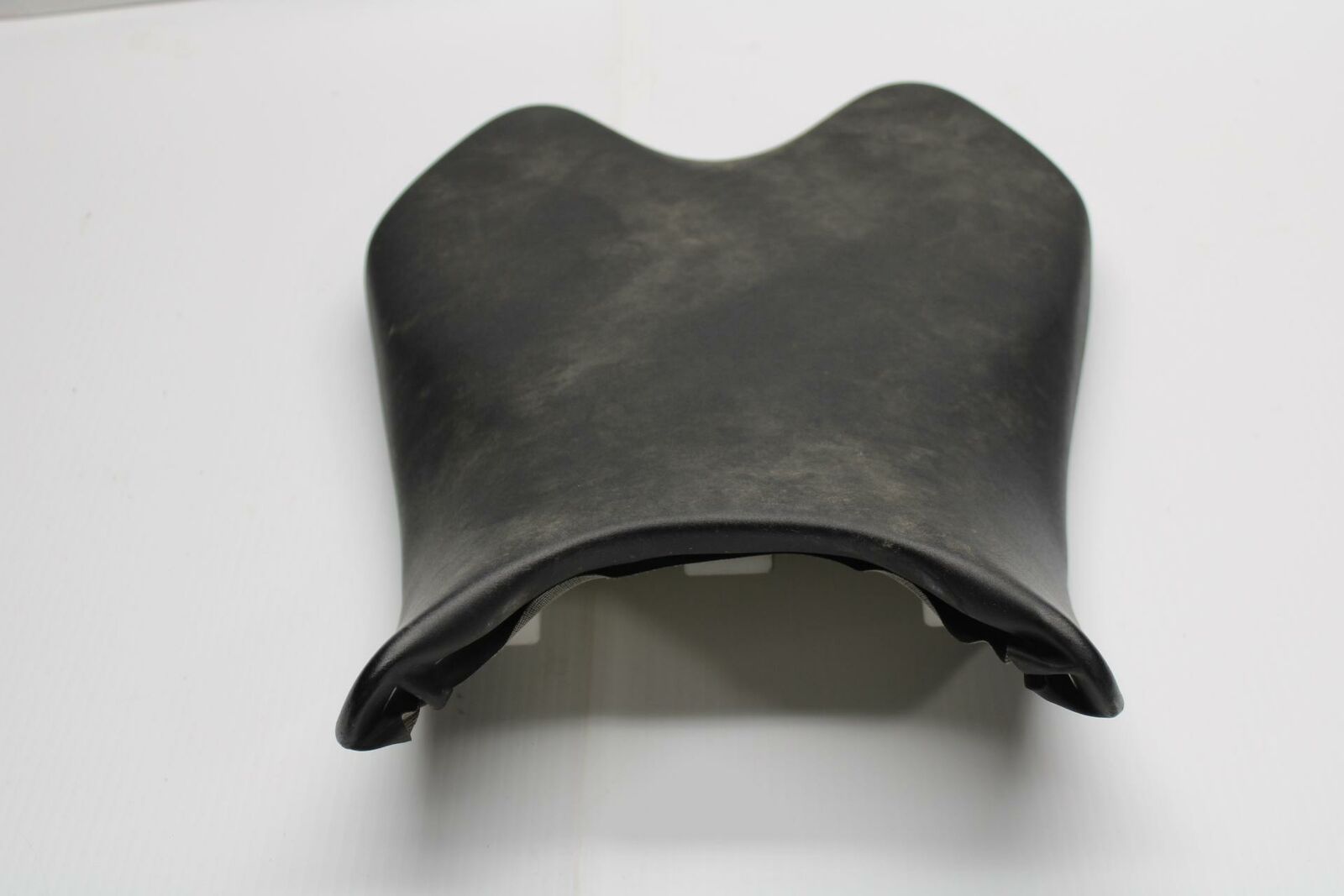 08-16 YAMAHA YZF R6 FRONT DRIVERS SEAT PAD SADDLE PILLION BB247