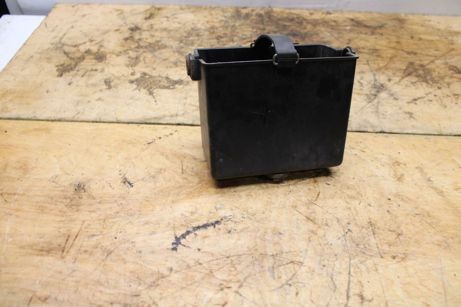 91-93 YAMAHA FZR1000 BATTERY TRAY PLASTIC BB339