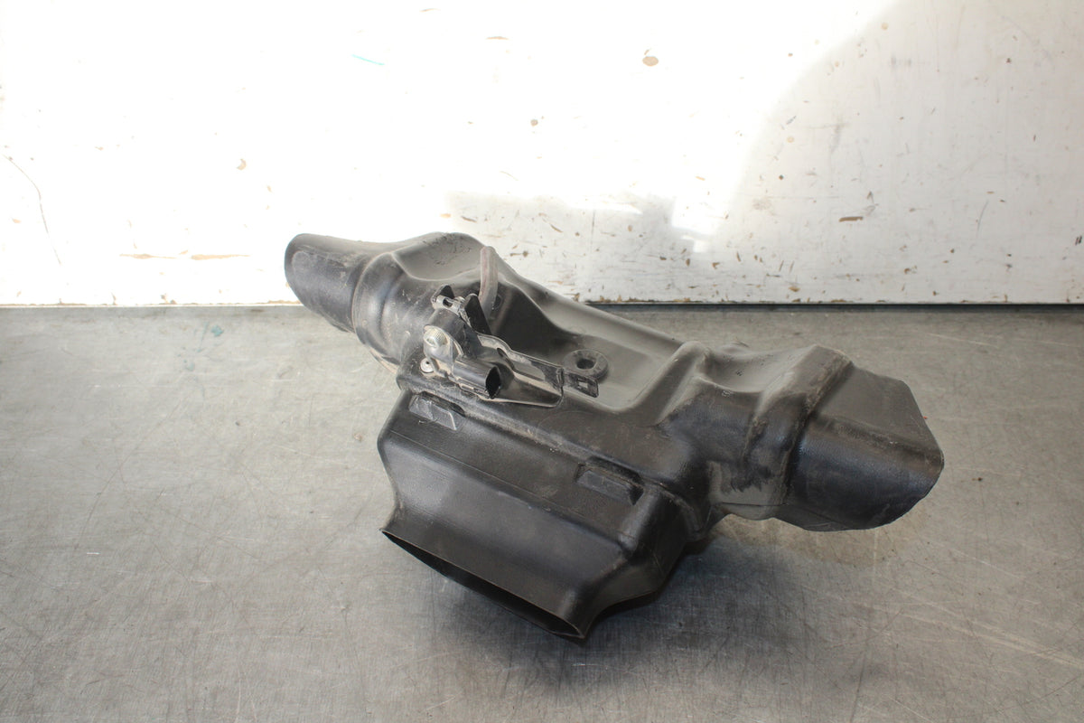 09-14 YAMAHA YZF R1 RAM AIR INTAKE TUBE DUCT BB696