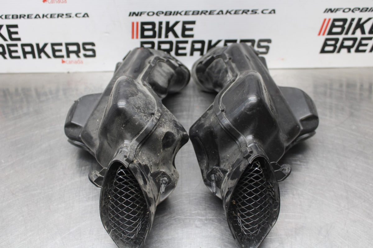 07 SUZUKI GSXR1000 RIGHT LEFT AIR INTAKE DUCTS BB770