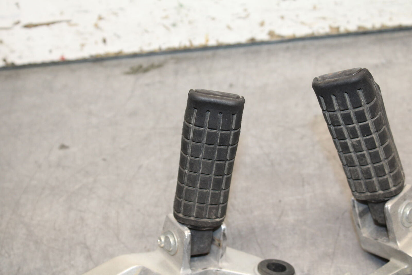 08 HONDA CBR125R REAR BACK PASSENGER PEG SET PAIR BB114