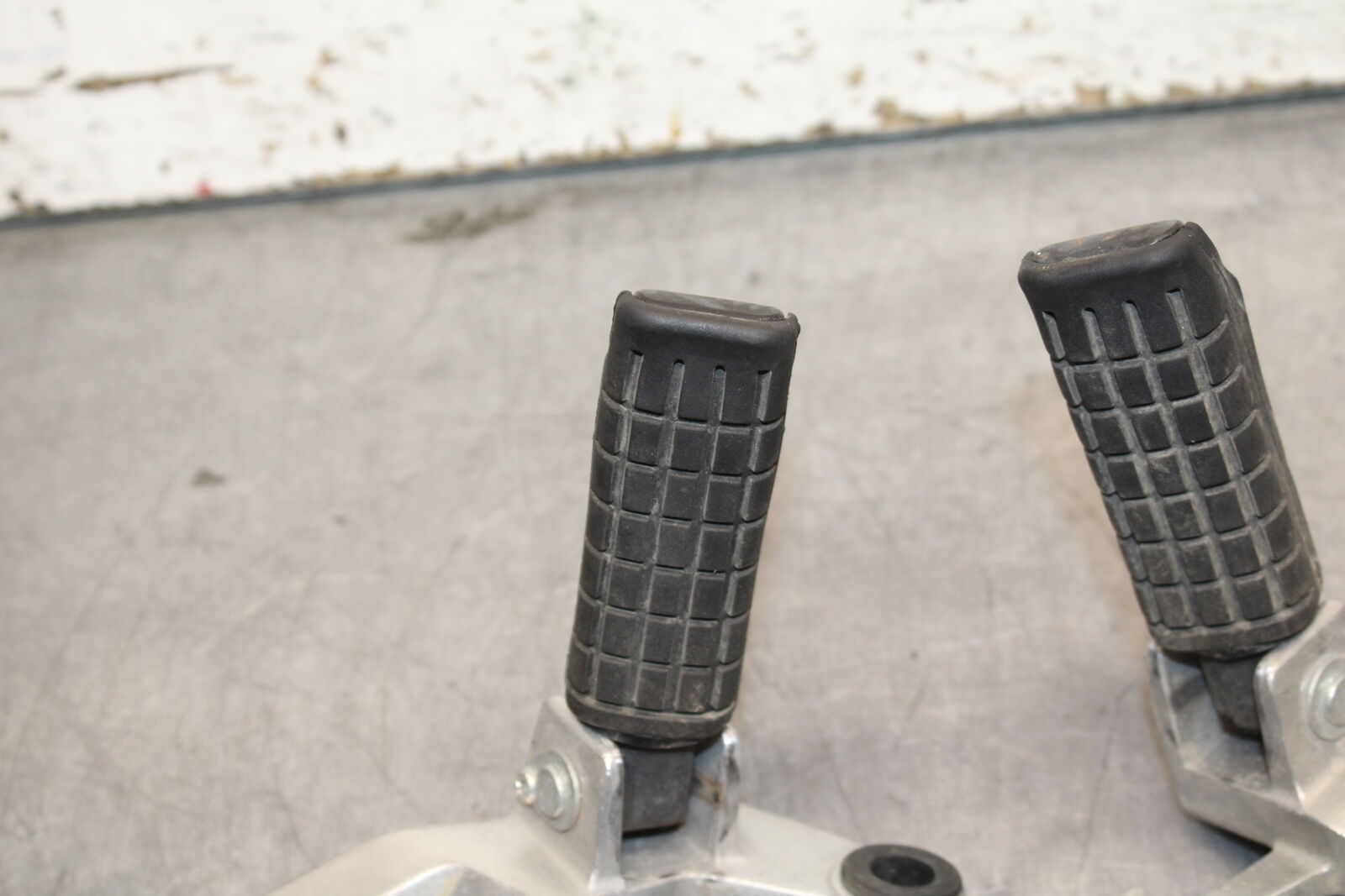 08 HONDA CBR125R REAR BACK PASSENGER PEG SET PAIR BB114