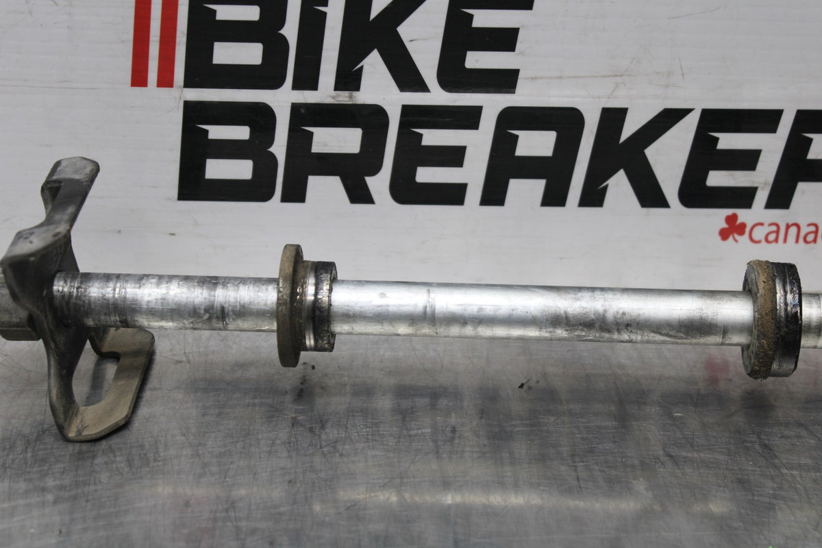 09 KAWASAKI NINJA 250R REAR AXLE BACK WHEEL RIM PIVOT BOLT AXEL BB824