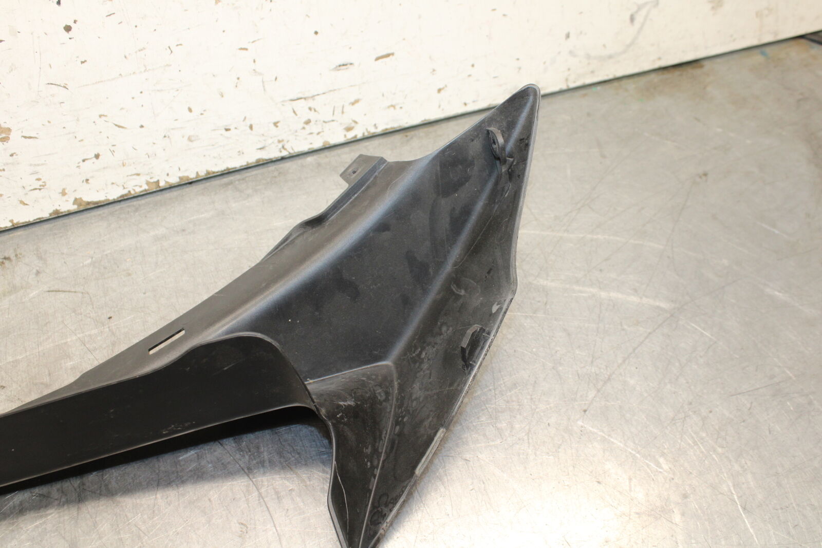 08-10 SUZUKI GSXR 600  RIGHT FRONT UPPER MID SIDE FAIRING COWL PLASTIC BB630