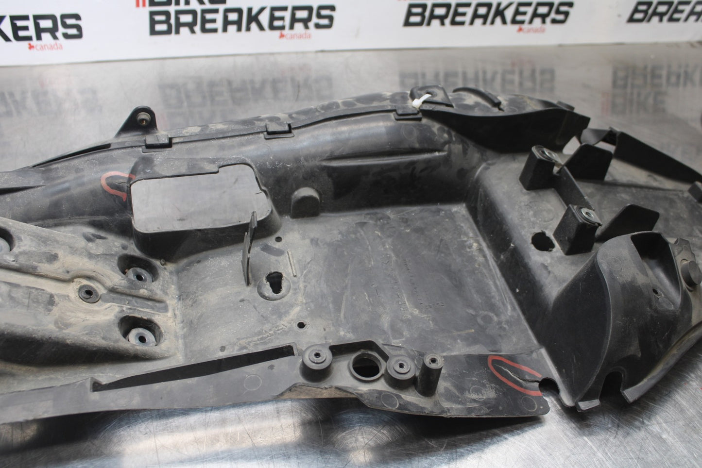 07-08 KAWASAKI NINJA ZX6R REAR BACK TAIL UNDERTAIL BATTERY TRAY PLASTIC BB203