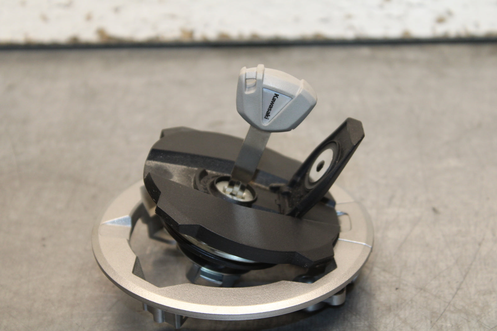 24 KAWASAKI NINJA 500 ABS FUEL TANK GAS CAP BB730