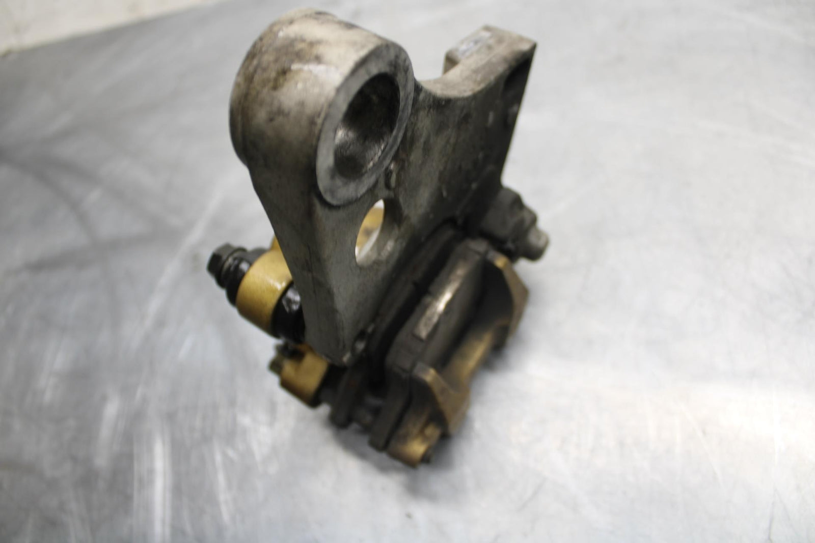 2003 Honda CBR600RR REAR BACK BRAKE CALIPER W MOUNT BRACKET 43150-MEE-006 BB511