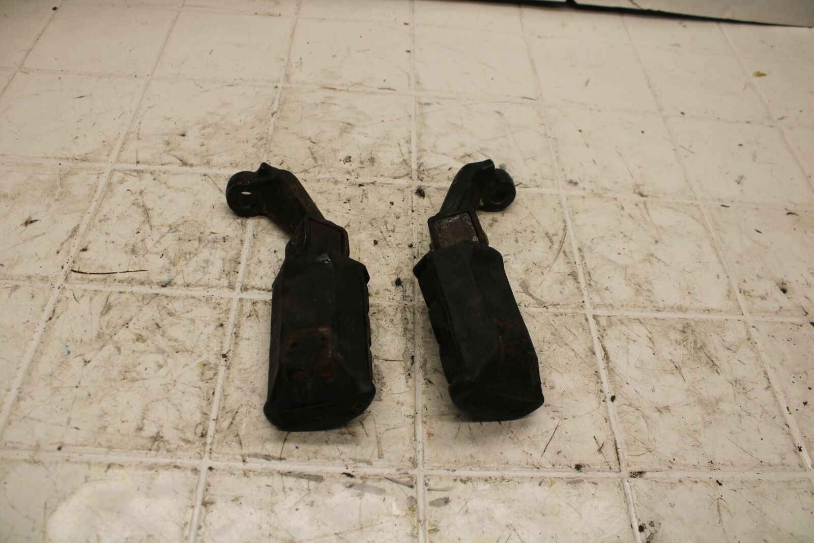 79-81 YAMAHA XS1100S FRONT FOOT RESTS PEGS STEPS SET PAIR BB401