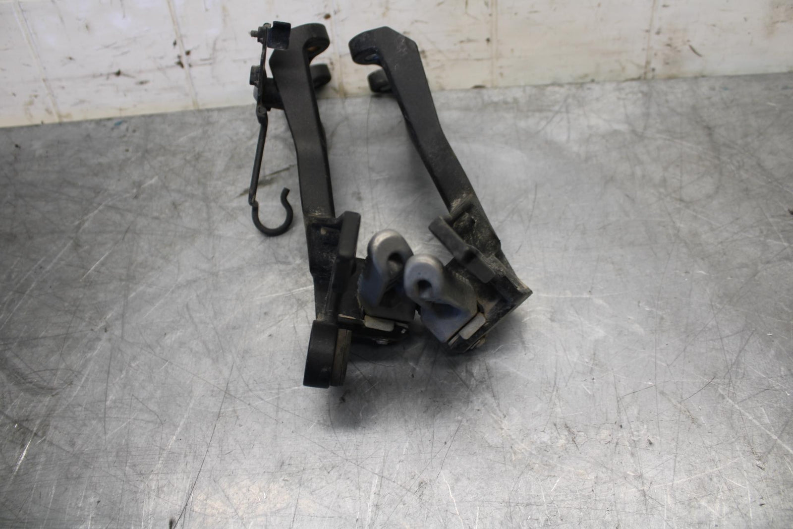 18 KAWASAKI Z 400 REAR BACK PASSENGER PEG SET PAIR BB469