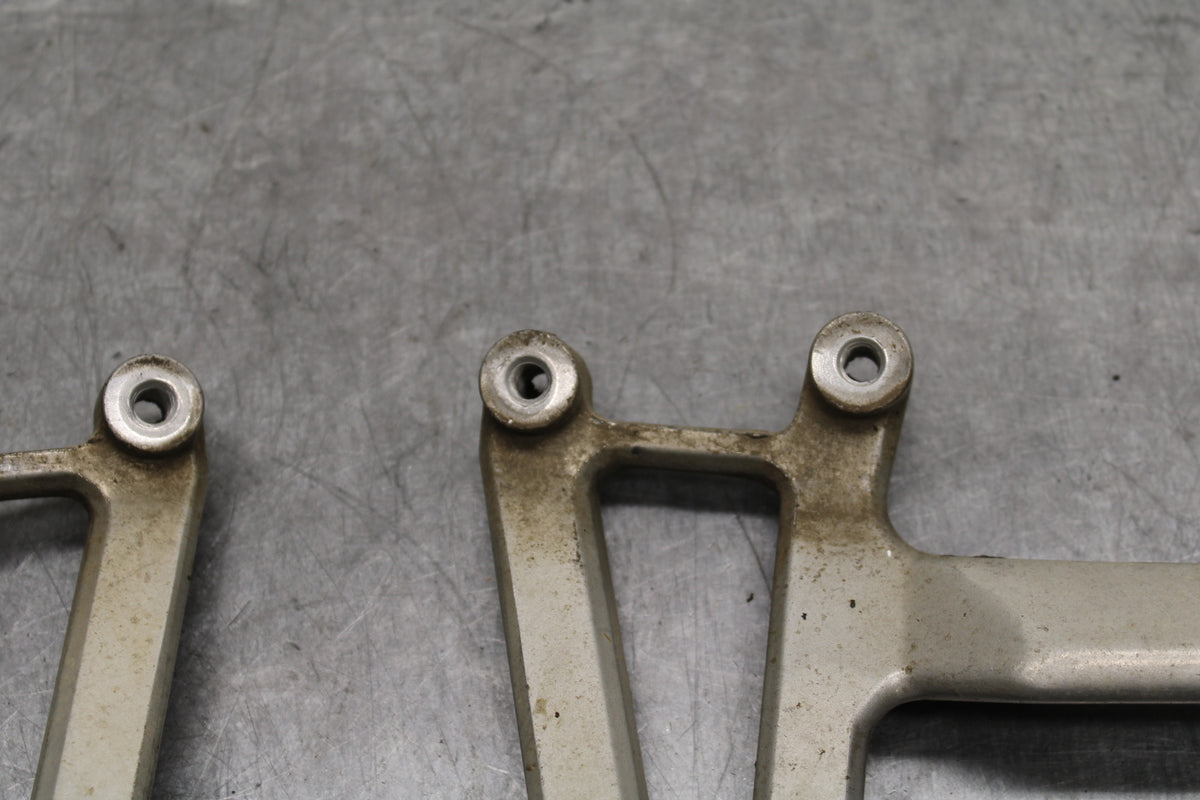 95-98 HONDA CBR600F3 REAR BACK PASSENGER PEG SET PAIR BB122