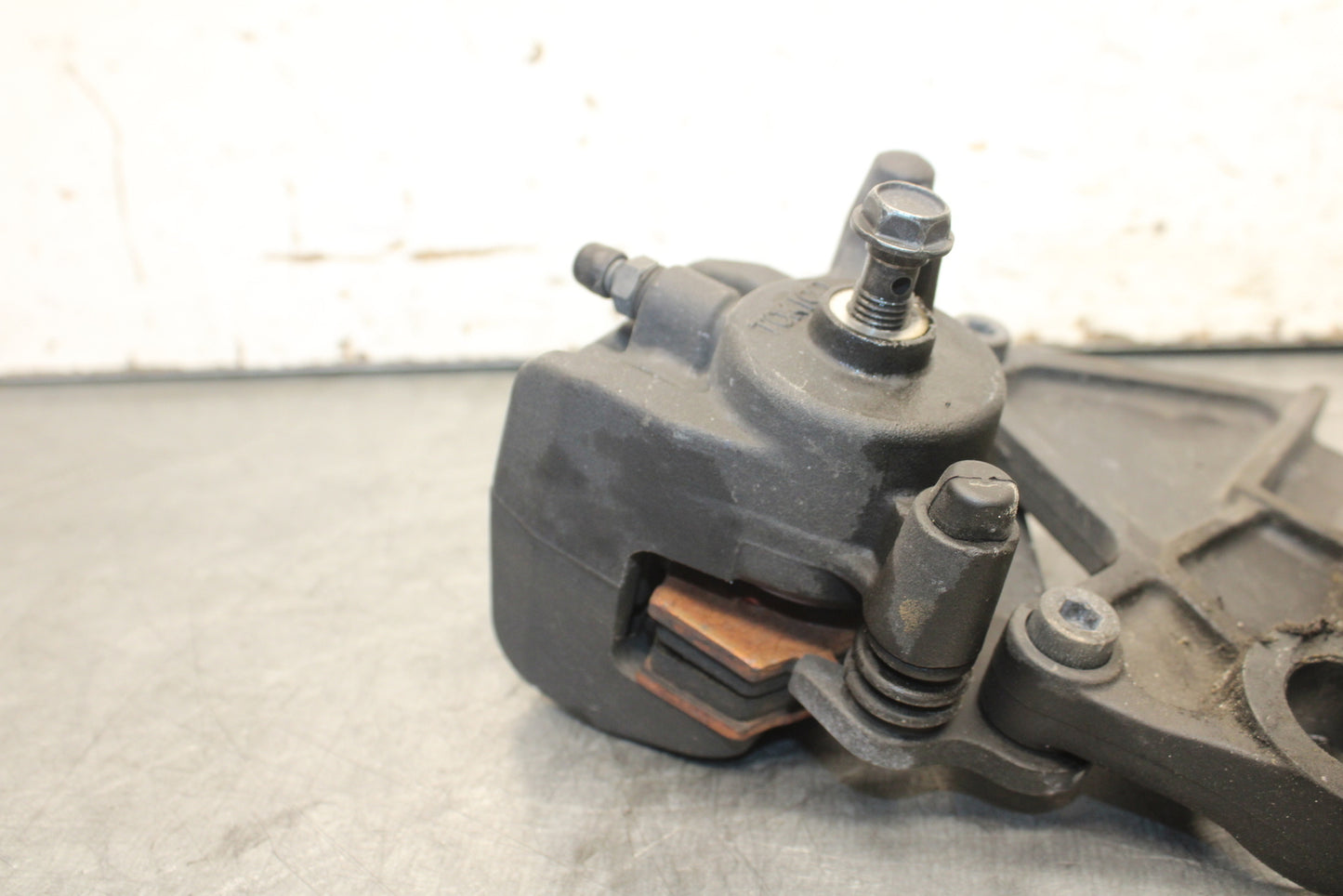 09-12 KAWASAKI NINJA ZX6R REAR BACK BRAKE CALIPER W MOUNT BRACKET BB698