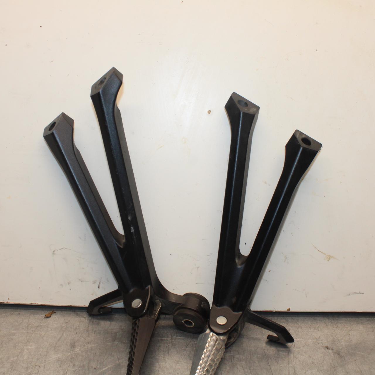2011 Suzuki GSXR600 REAR BACK PASSENGER PEG SET PAIR BB602