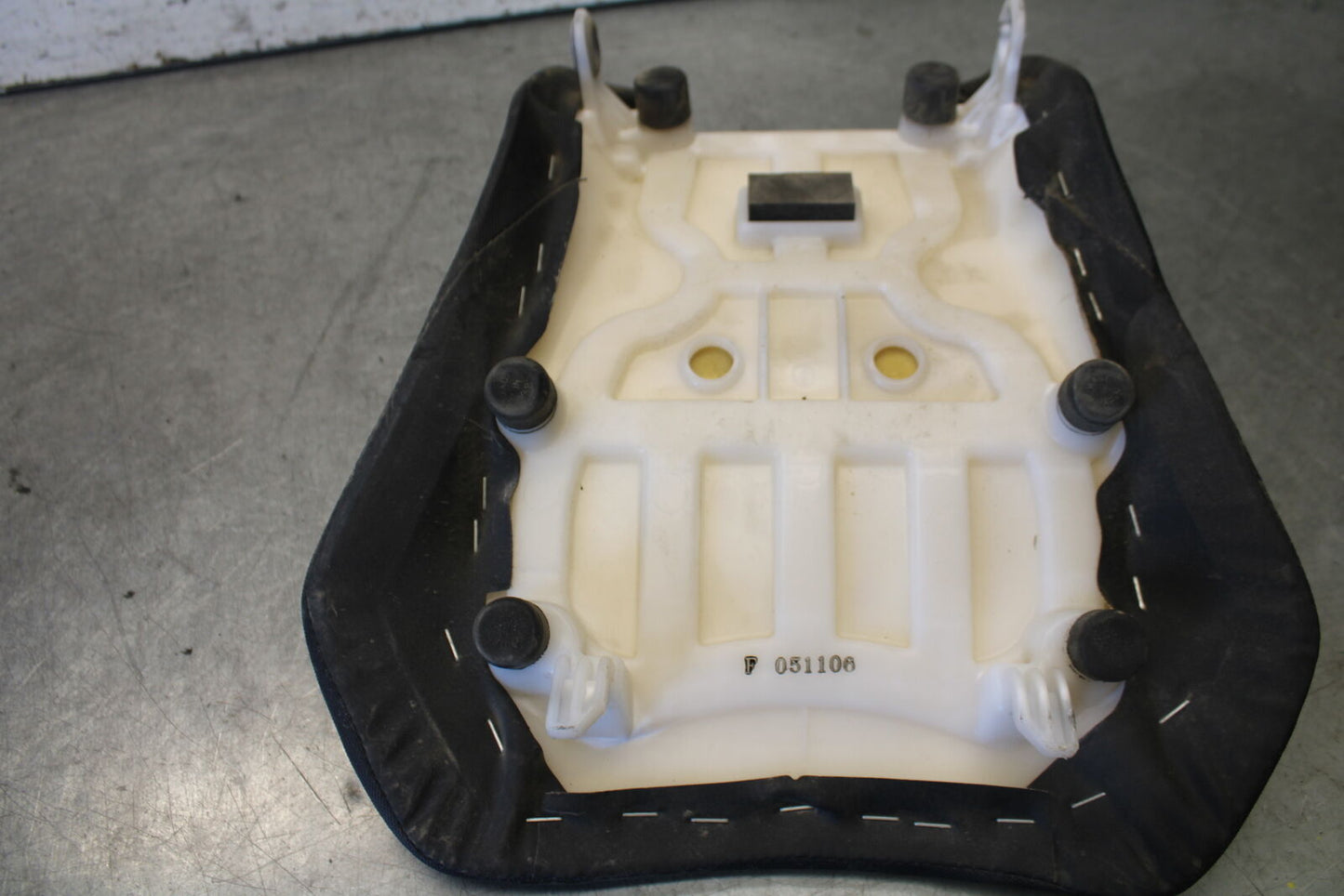 11-24 SUZUKI GSXR750 FRONT DRIVERS SEAT PAD SADDLE PILLION BB687