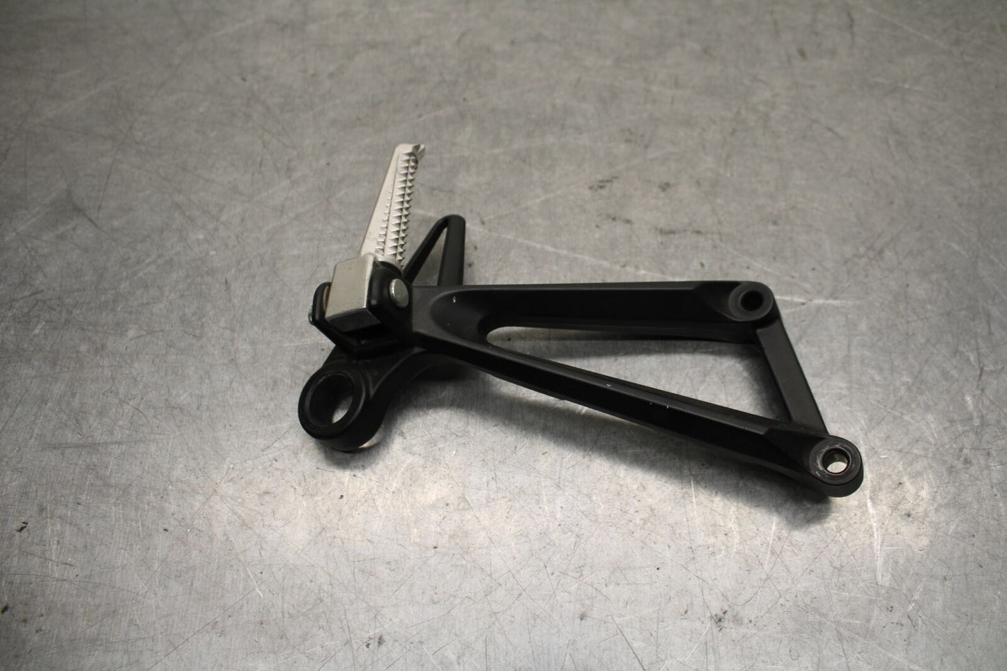15-17 YAMAHA YZF R3 RIGHT REAR BACK PASSENGER PEG BB651