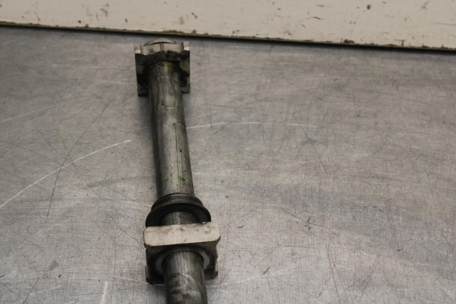 05-06 HONDA CBR600RR REAR AXLE BACK WHEEL RIM BOLT AXEL 42301-MEE-D00 BB624
