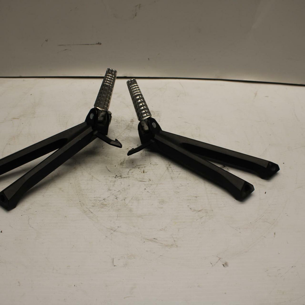 11-21 SUZUKI GSXR600 REAR  PASSENGER PEG SET PAIR 43600-14J10 43700-14J10  BB260