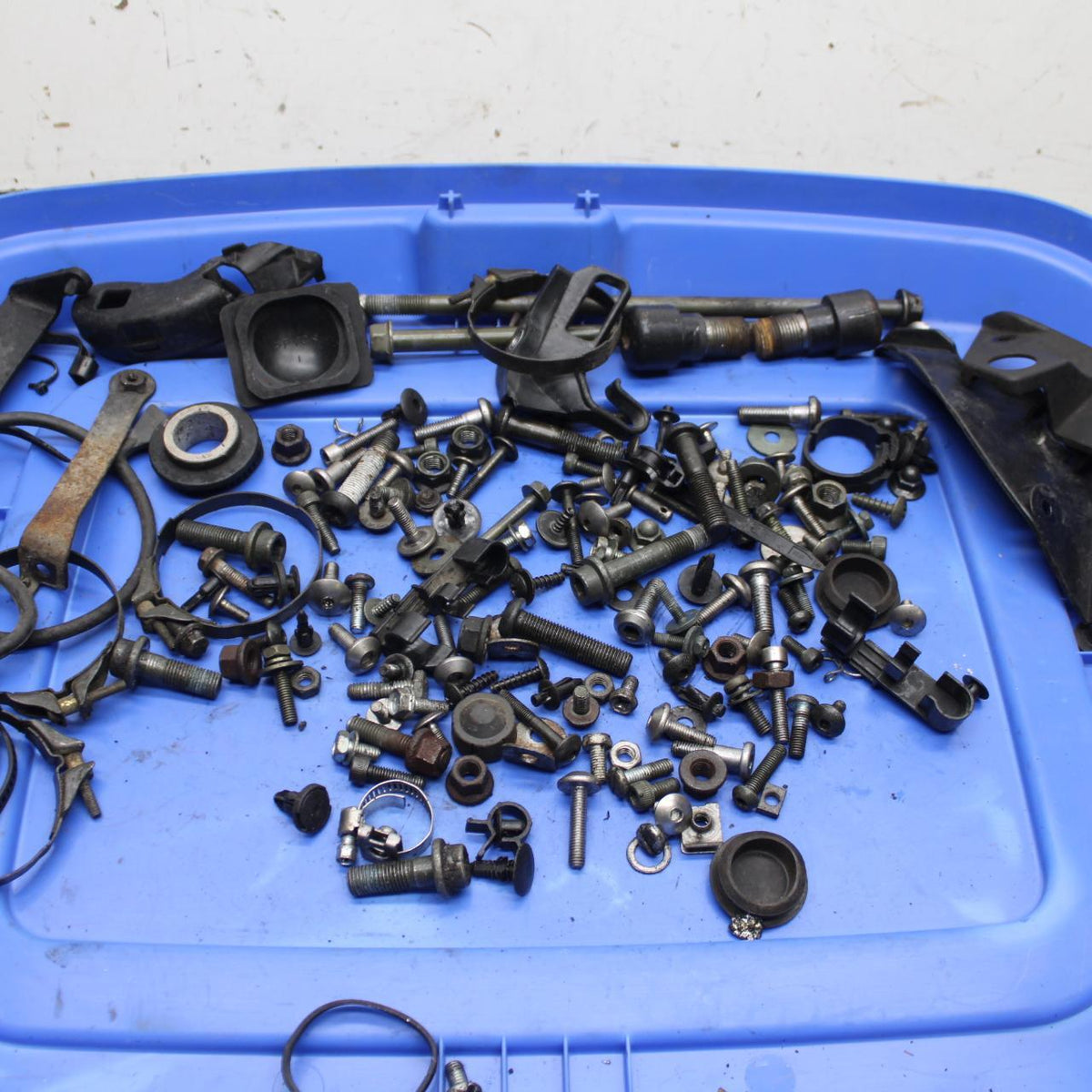 05 YAMAHA YZF R6S MISCELLANEOUS MOUNTING BOLTS HARDWARE MOTOR SCREWS BB95