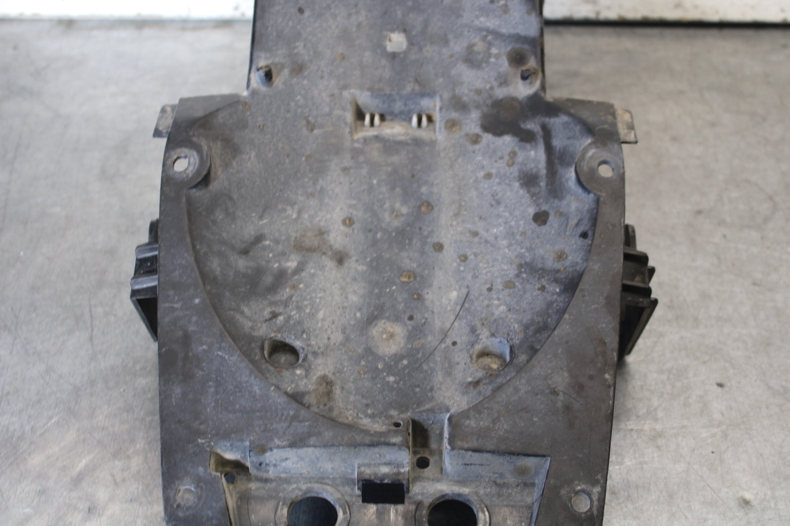 09-15 YAMAHA FZ6R REAR BACK TAIL UNDERTAIL BATTERY TRAY PLASTIC BB686