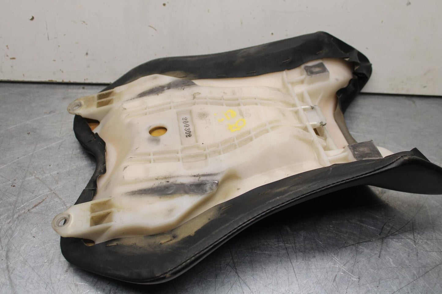 2007 Yamaha YZF R1 FRONT DRIVERS SEAT PAD SADDLE PILLION 4C8-24710-00-00 BB483