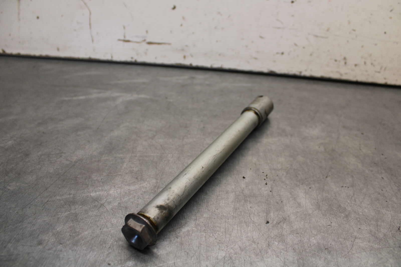 05-06 HONDA CBR600RR FRONT WHEEL RIM AXLE PIVOT BOLT 44301-MEE-D00 BB655